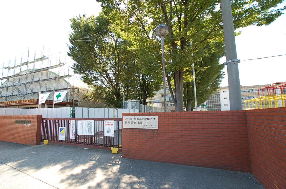 Primary school. 600m until Warabishiritsu Central Elementary School