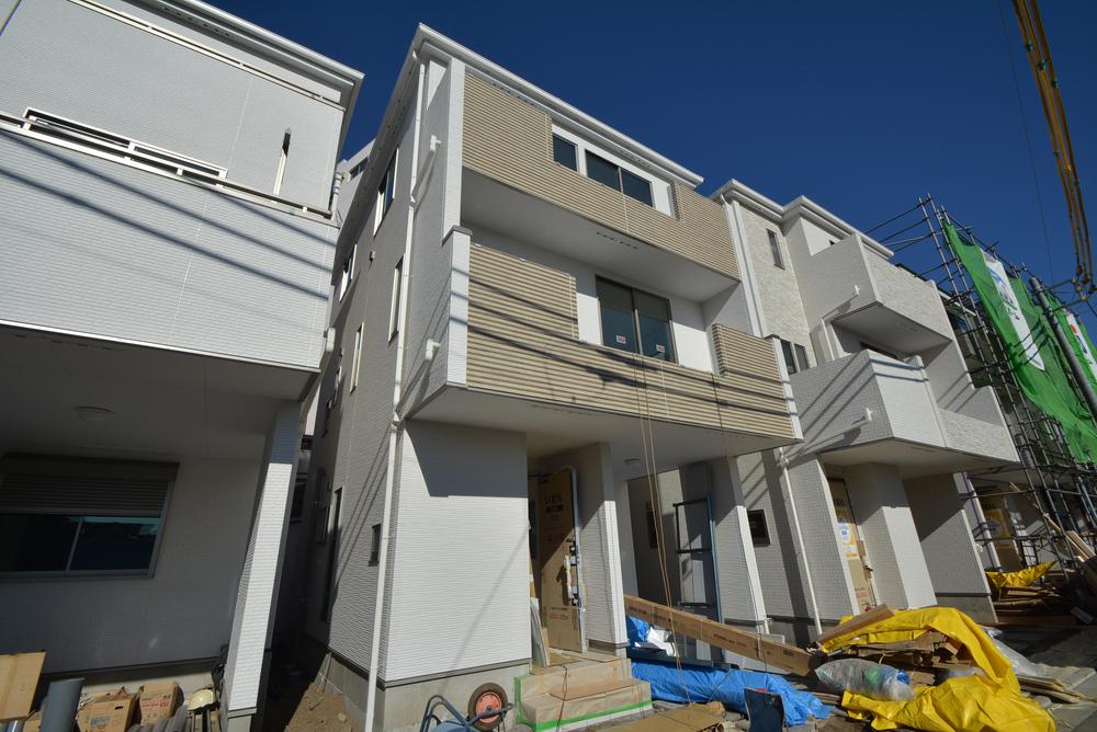 Local appearance photo. Local (11 May 2013) Shooting