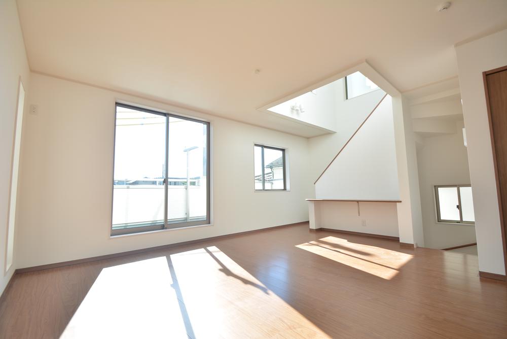 Living. Plenty of sunshine and a pleasant breeze pour in your area! ! F Building room (November 2013) Shooting