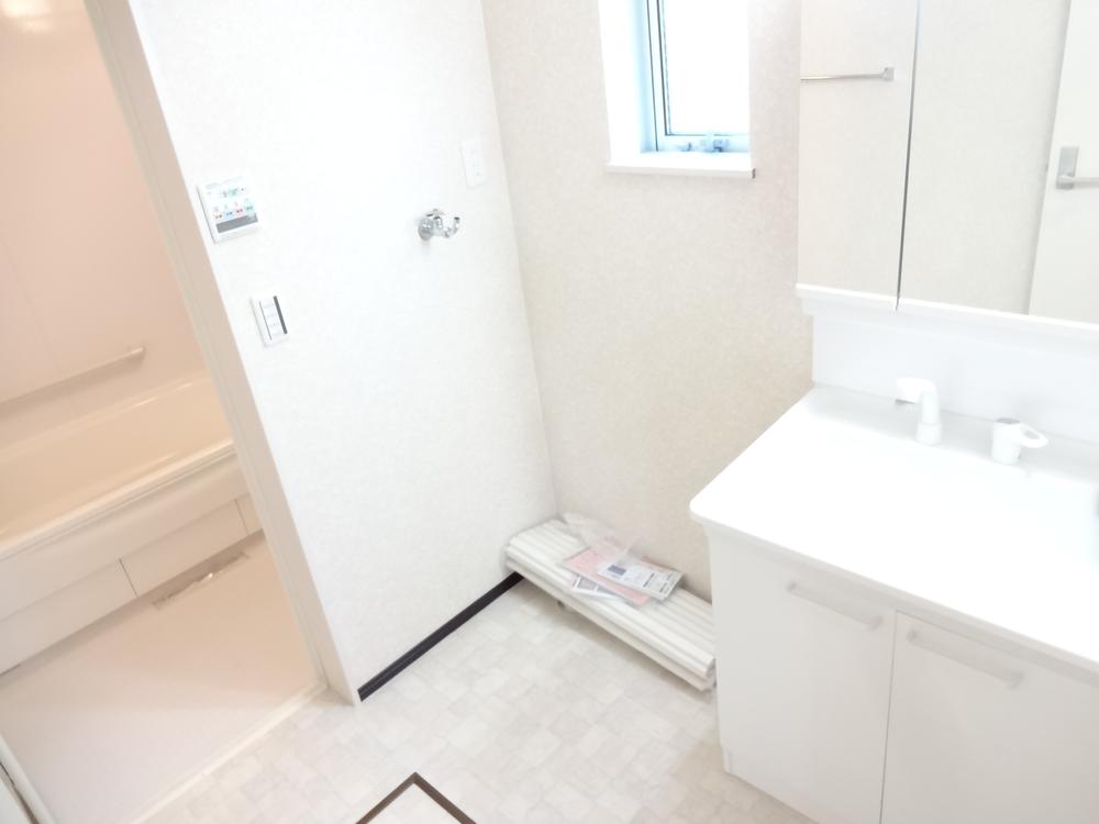 Wash basin, toilet. Indoor (12 May 2013) Shooting