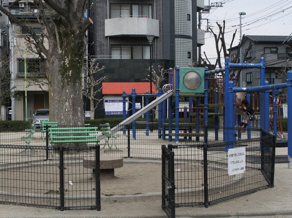 Namiki Machikita park in a 1-minute walk. Perfect for park with playground equipment and benches go out with the children. Worry the line of sight to arrive from around (about 80m ・ 1-minute walk) ※ 2