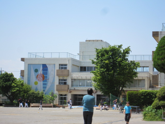 Primary school. South to elementary school (elementary school) 252m