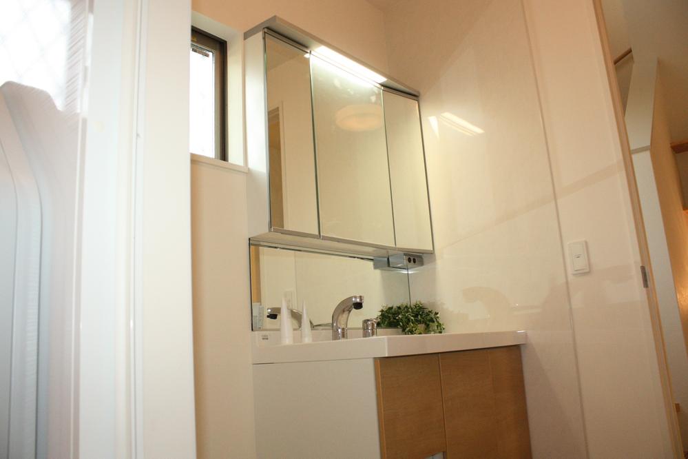 Wash basin, toilet. Indoor (12 May 2013) Shooting