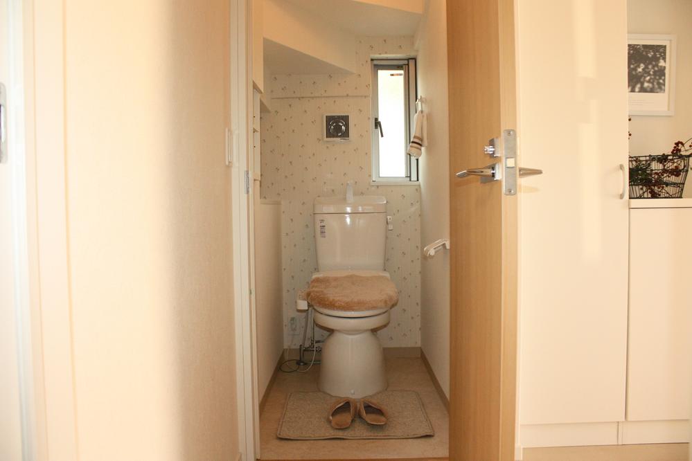 Toilet. Indoor (12 May 2013) Shooting