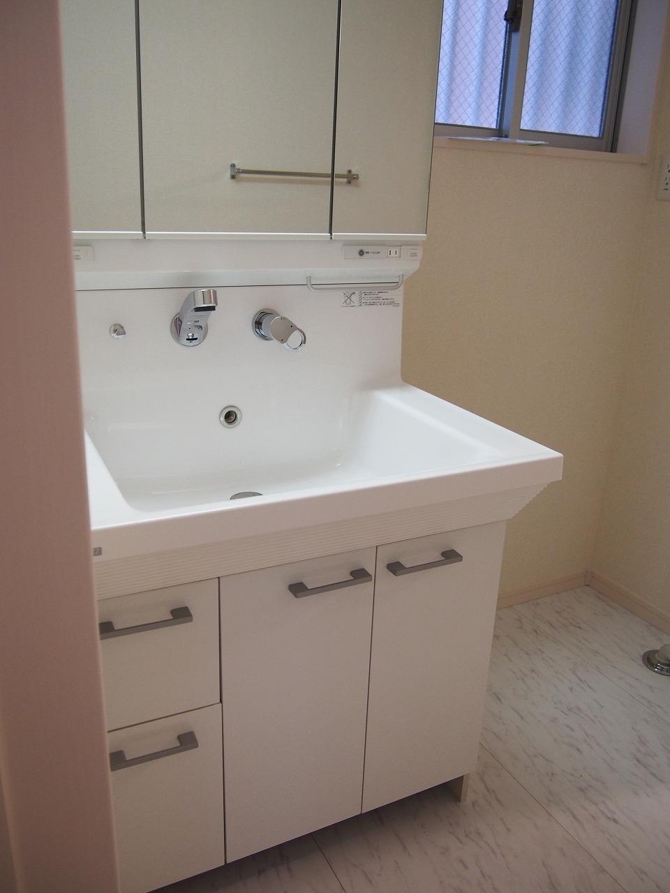 Wash basin, toilet. Three-sided mirror with vanity