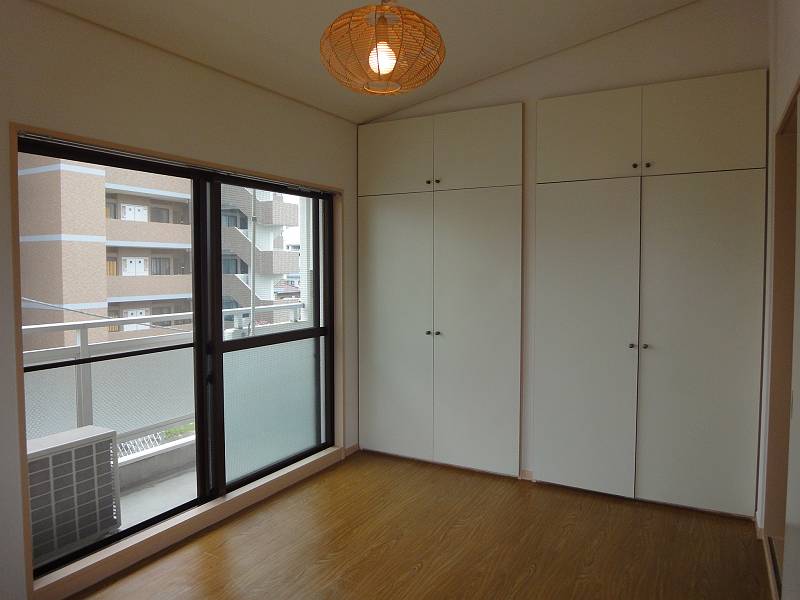 Living and room. Western-style 6 Pledge facing the balcony