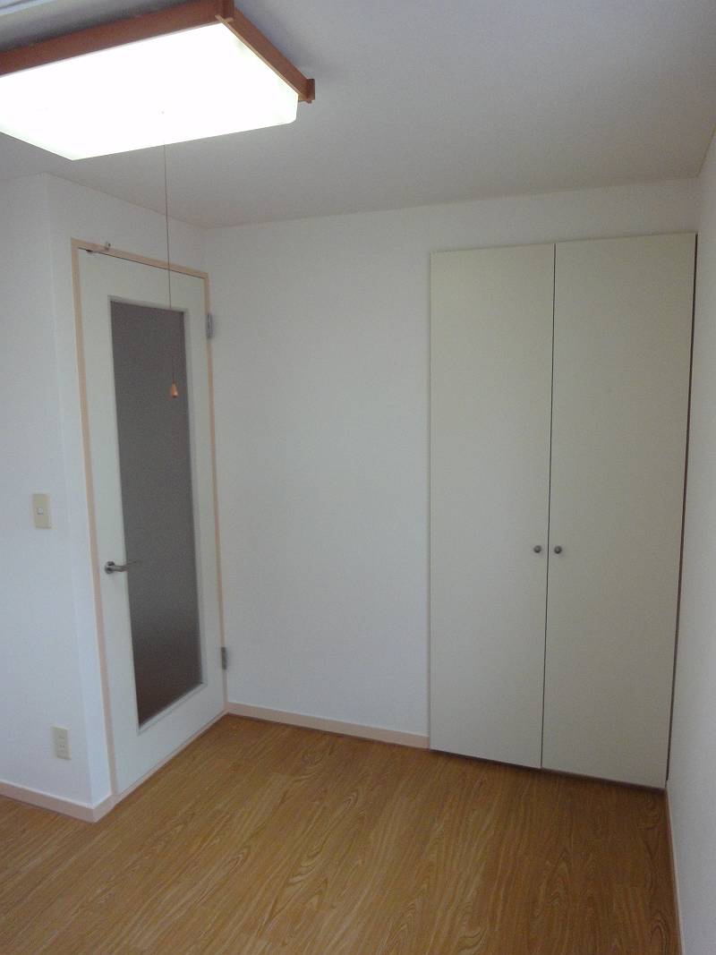 Living and room. Western-style 4.7 Pledge