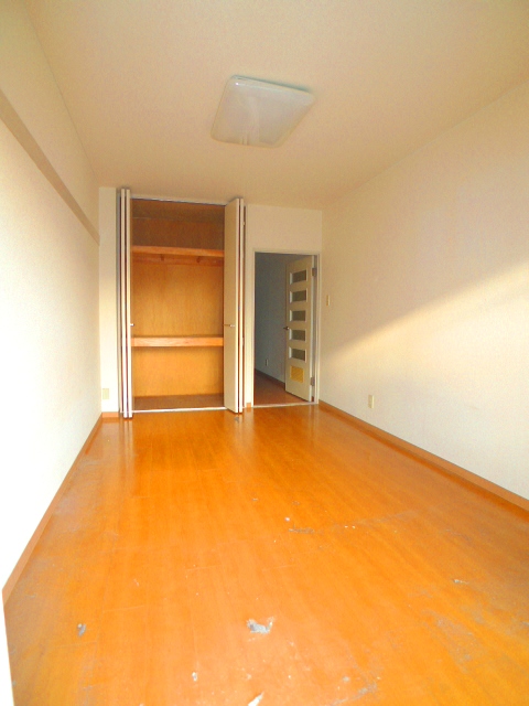 Other room space. Image (another in Room photo)