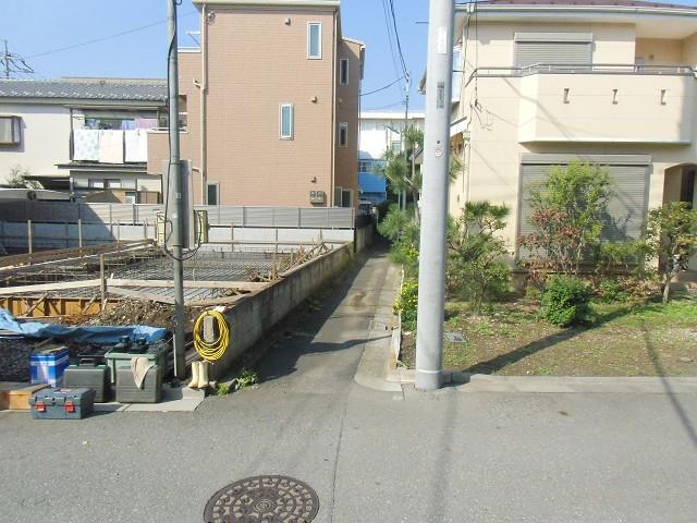Local photos, including front road. The entire surface of the northeast side of the road Local (October 31, 2013) Shooting