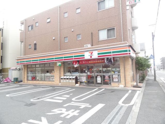 Convenience store. 550m to Seven-Eleven (convenience store)