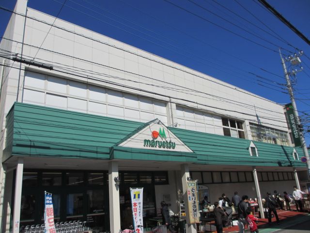 Supermarket. Maruetsu to (super) 560m