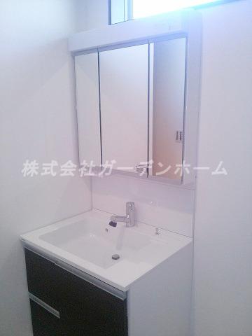 Wash basin, toilet. Indoor (11 May 2013) Shooting