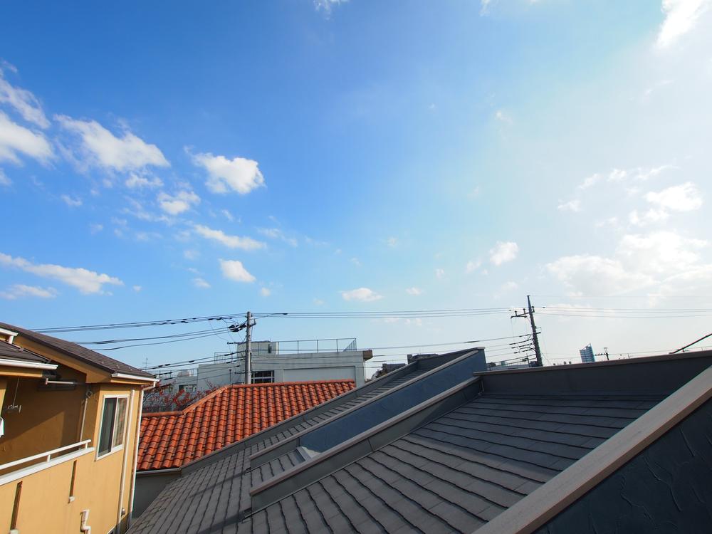 View photos from the dwelling unit. Local (11 May 2013) Shooting