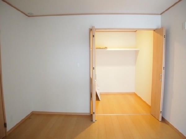 Receipt. Spacious storage space. It is likely to space can be very versatile