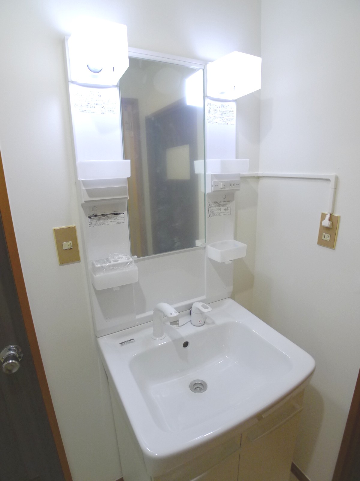 Washroom. Shampoo dresser