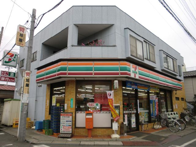 Convenience store. 600m to Seven-Eleven (convenience store)