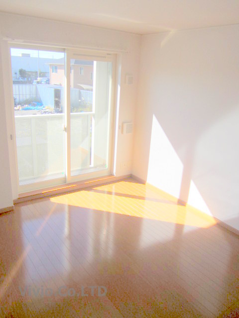 Other room space. Bright room