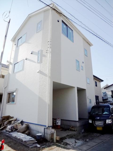 Local appearance photo. 1 Building appearance (2013.11.16 shooting) a quiet residential area, All two buildings. South side space is widely favorable per yang! !