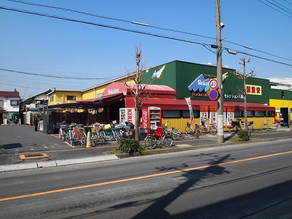 Supermarket. 400m until Foods Market Selection (super)