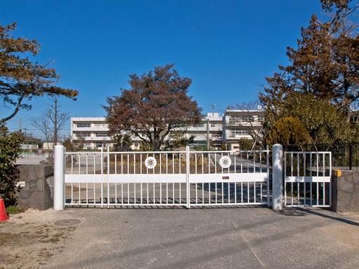 Primary school. Yashio Municipal Hachijo to elementary school 672m