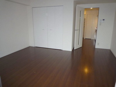 Living and room. Room flooring 10 Pledge Day good