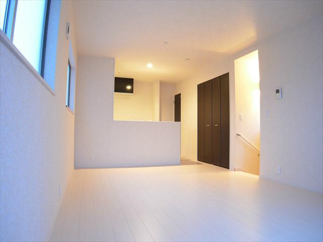 Living. Living the children Hashirimawareru