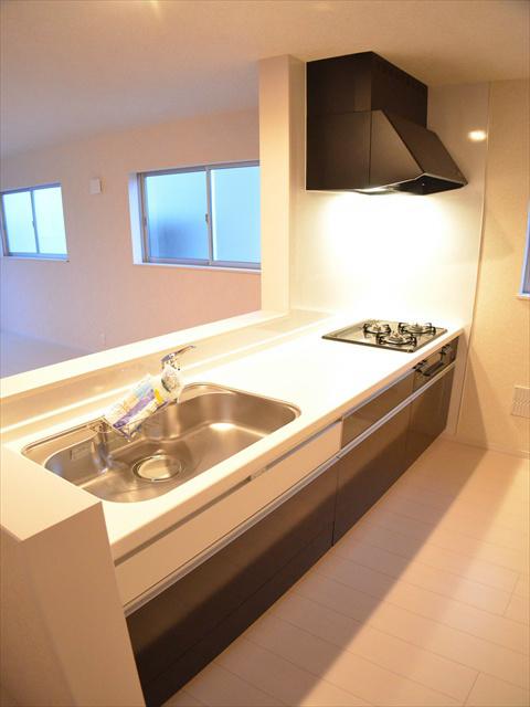 Kitchen. Glad open kitchen