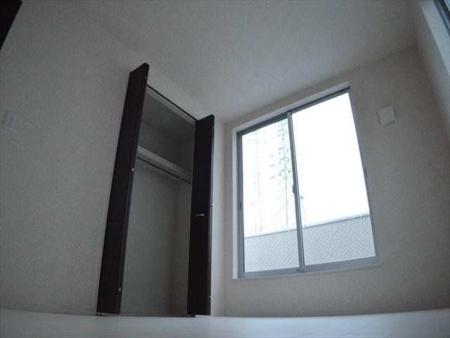 Non-living room. Bright rooms with large windows