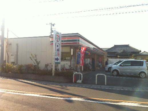 Convenience store. Until the Seven-Eleven 200m