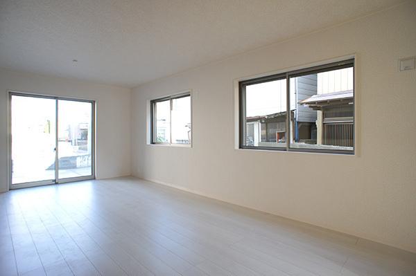 Living. Spacious dwelling which is wrapped in a sense of openness with plenty of sunshine 2013 / 12 / 10 shooting