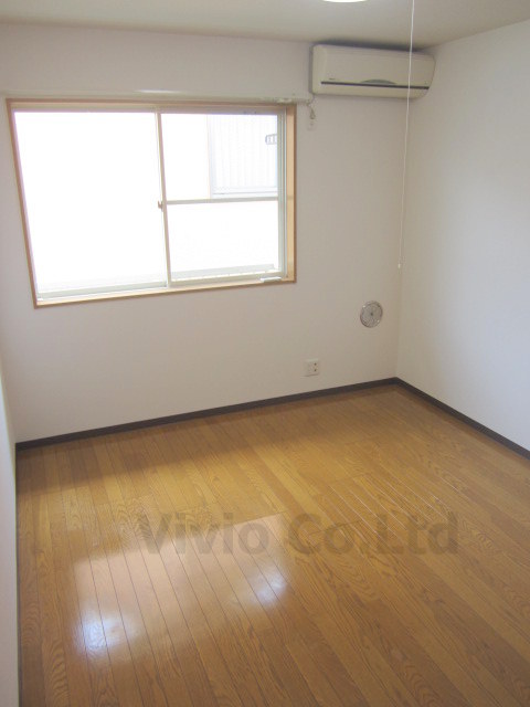 Living and room. It comes with air conditioning ☆