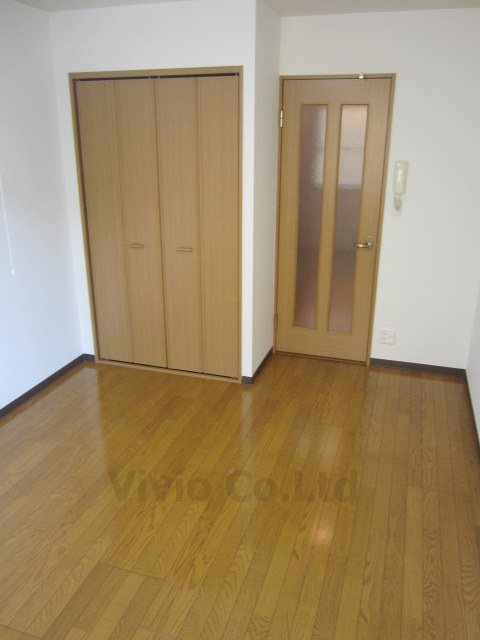 Other room space. There is also a storage space!