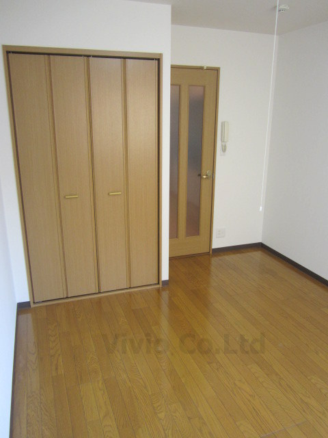 Living and room. Also equipped with storage ☆