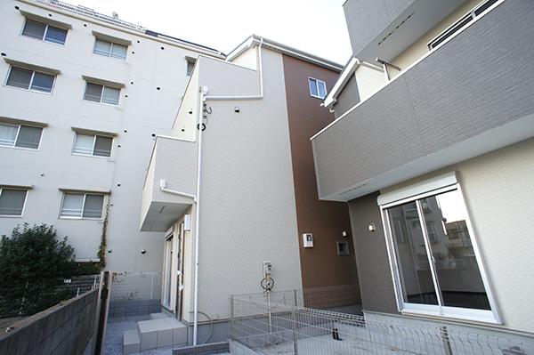 Local appearance photo. Building 2