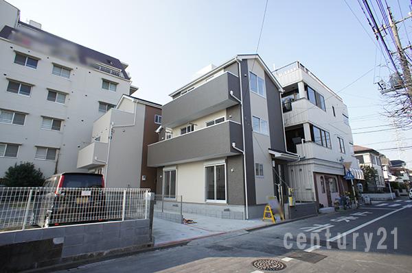 Local photos, including front road. Overall