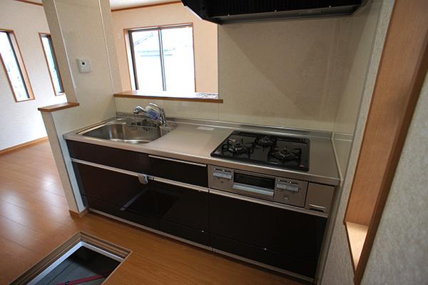 Kitchen. Face-to-face kitchen where you can enjoy a conversation with your family, even while cooking