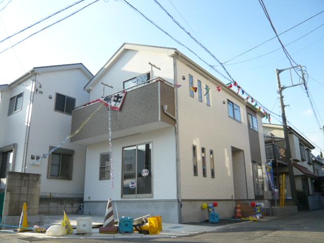 Local photos, including front road.  ■ This station Chica property ~ ! 