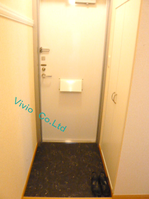 Entrance. Spacious entrance.