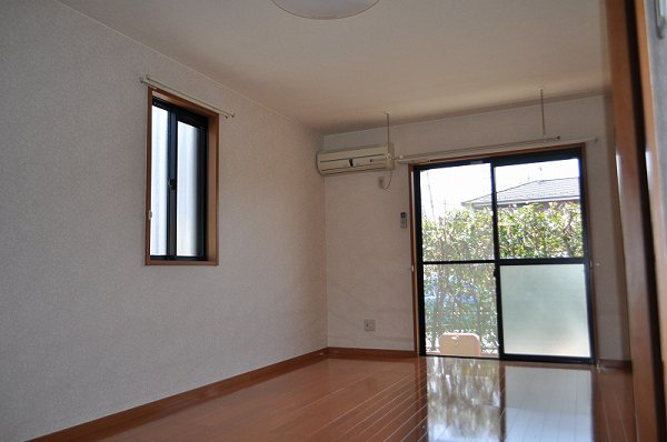 Living and room. The same type by the room side Madona