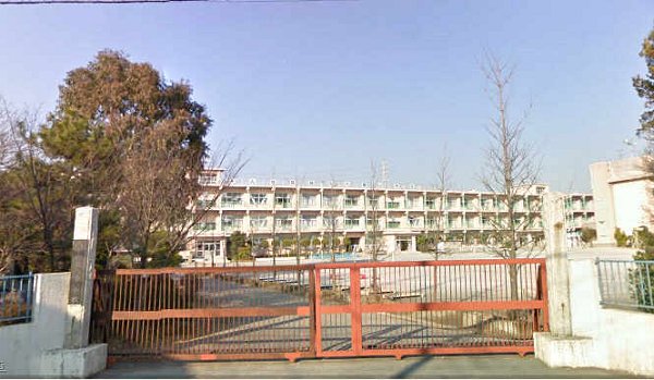 Primary school. 350m to Yahata elementary school (elementary school)