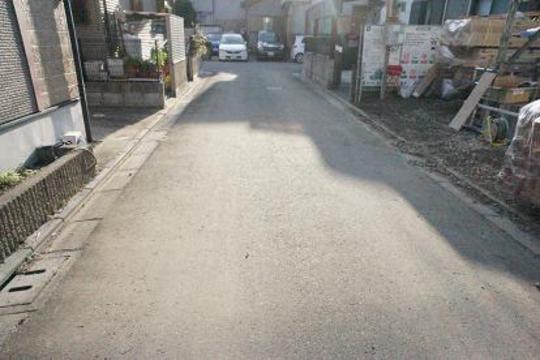 Local photos, including front road. Frontal road