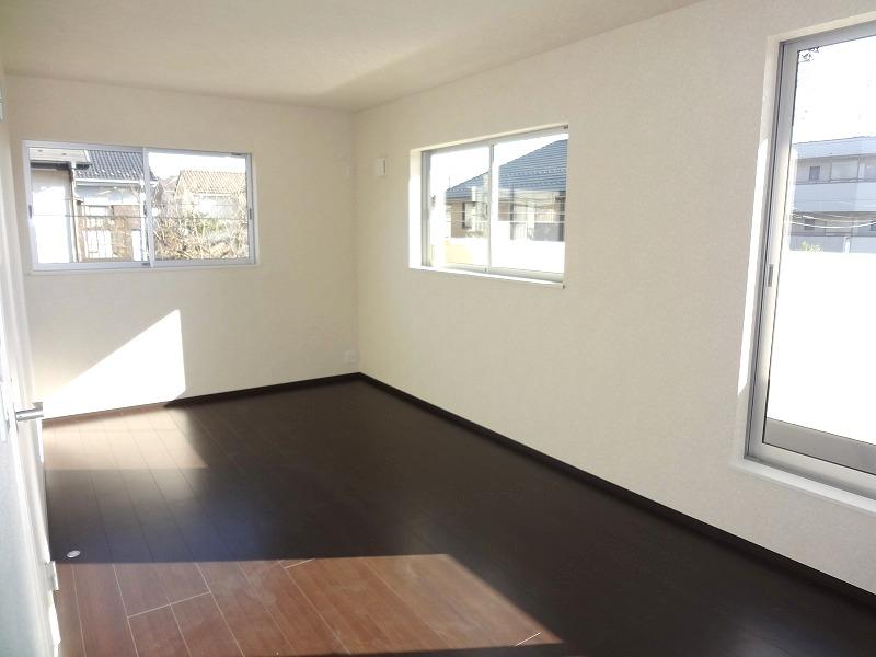 Living. Sunny! (1 Building)