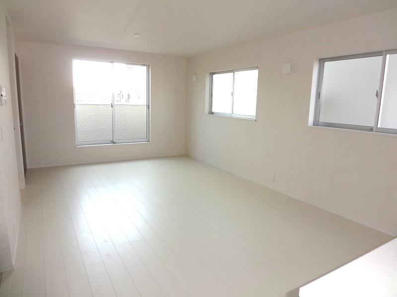 Living. Building 2 Living: spacious about 18 Pledge!