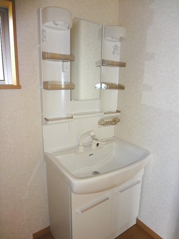 Wash basin, toilet. Shampoo dresser