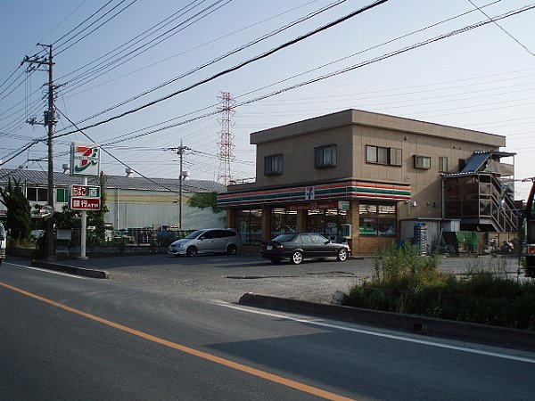 Convenience store. 500m to Seven-Eleven (convenience store)