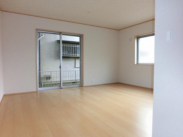 Living. Living 16.5 Pledge! Family can relax in Minna.