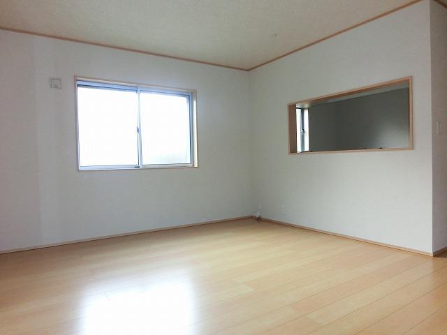 Living. Cherish a conversation with family. Face-to-face kitchen adopted!