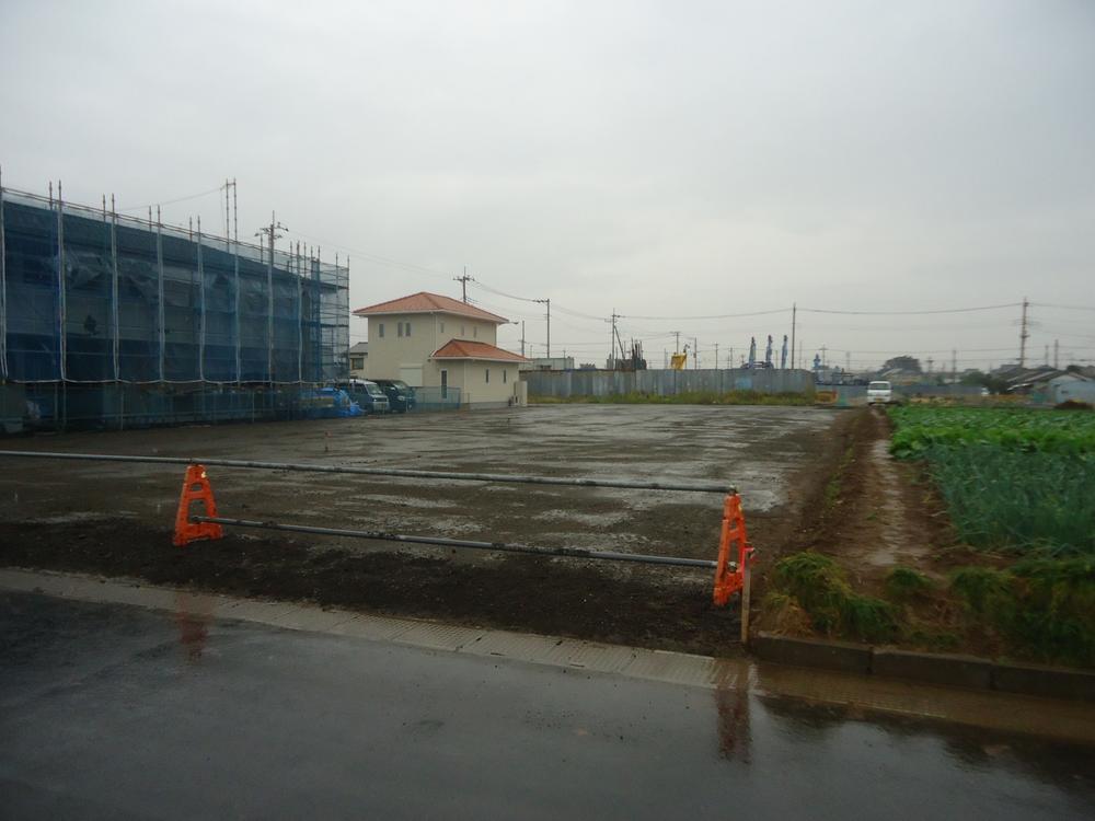 Local photos, including front road. Local (11 May 2013) Shooting