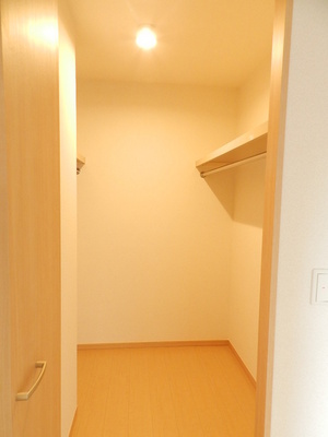 Receipt. Walk-in closet (equivalent image. It is different from the real thing