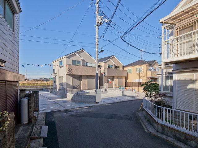 Local photos, including front road. South road 5M